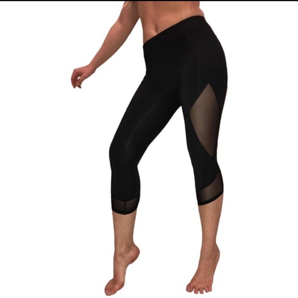 Athleta Black Aura Sonar Mesh Capri - Picture 2 of 5